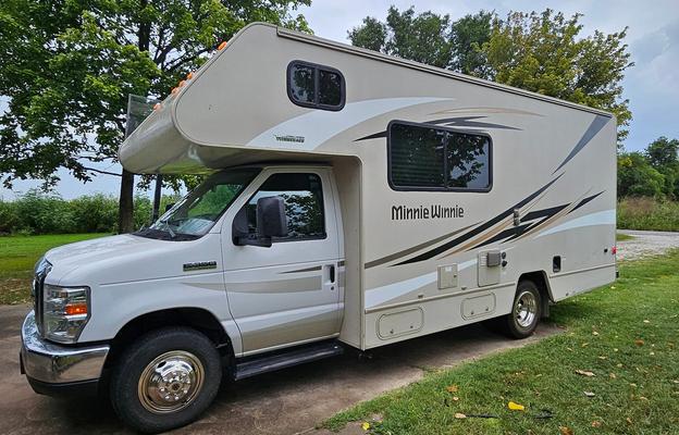 Adventure Ready! Winnebago Minnie Winnie sleeps 5