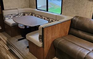 MoJo's 2018 Coachmen Freedom Express 29SE Sleeps 9