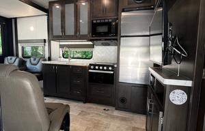 Travel Trailer / Toy Hauler / Sleeps 6 / Rear Deck