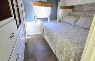 2014 Itasca Sunova 35G RV rental photo 2