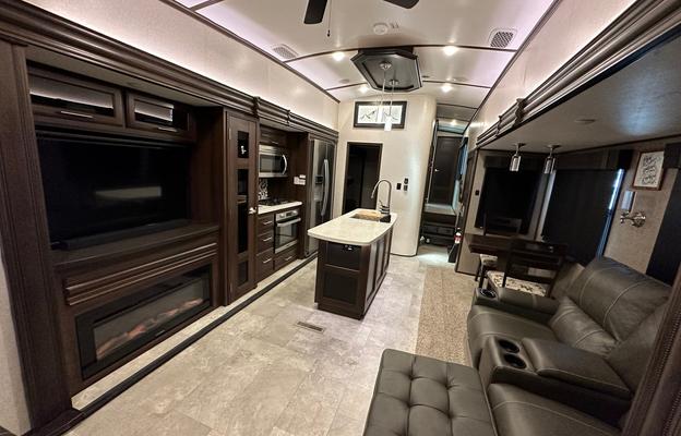 Glamping at its finest! Jayco Luxury sleeps 9!