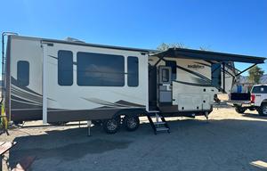 Clean and Comfortable 39’ Heartland Bighorn 3575EL