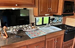 2016 Winnebago Vista 31KE RV rental photo 3