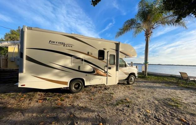 2017 Freedom Elite 22FE RV rental photo 1