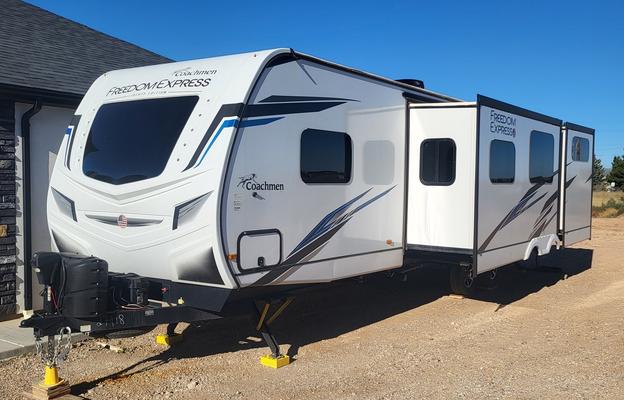 2023 Coachmen RV Freedom Express Liberty Edition 326BHDSLE RV rental photo 1