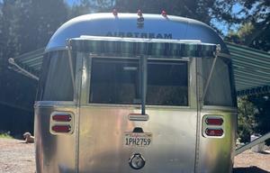 27 foot international - Power awning, Rear Hatch!