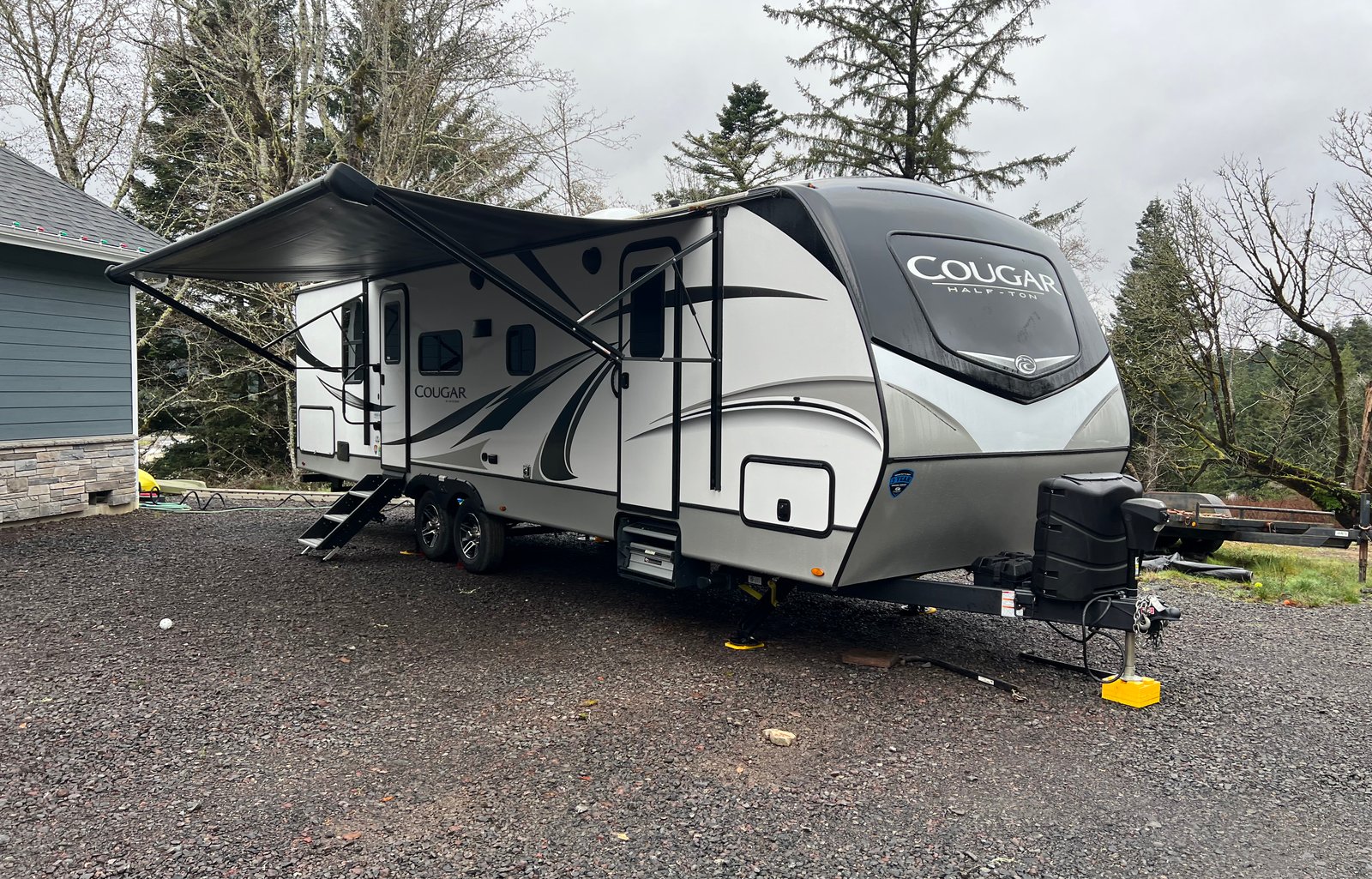 Family friendly bunkhouse with a king sized bed!