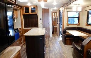 Luxury Lacrosse Camper RV Rental 35'