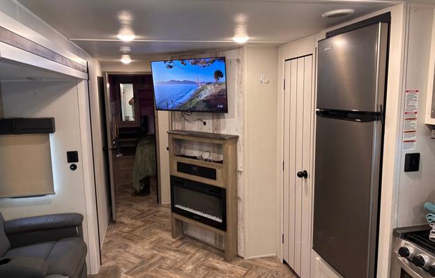 2023 Palomino Puma 28BHSS RV rental photo 1