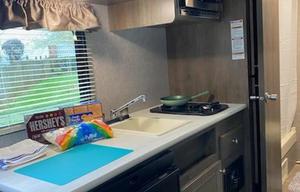 NO LIMITS! Easy tow! Sleeps 5! BUNKS!