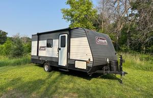 Lightweight, sleeps 6, upgrades! 400W solar system