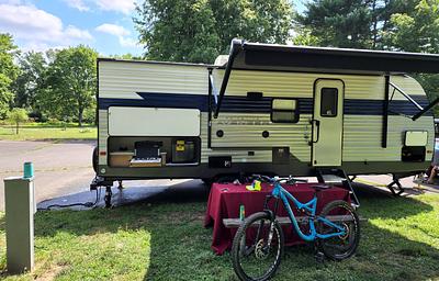 Family-Friendly 28' Avenger – Sleeps 8, Bunk Beds