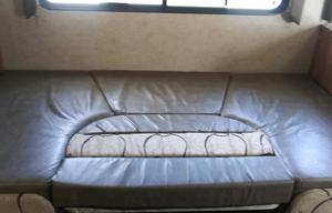 This Classy Class C is Clean, Comfortable & Cozy!