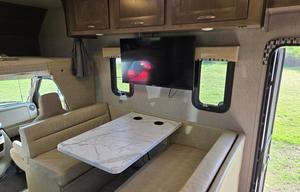 Easy to Drive Spacious RV - Only 3000 Miles on it!