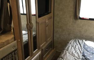 32ft class C with Bunk beds and LEVELING JACKS!!