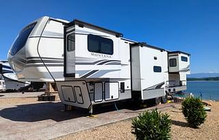 Montana Legacy | Large Luxurious RV with 5 slides