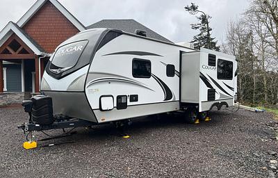 Family friendly bunkhouse with a king sized bed!