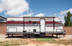 2025 Avenger with Bunks (LIKE NEW)-Delivery Only