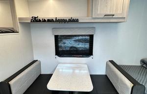 Cozy 20ft Sunny California Travel Trailer