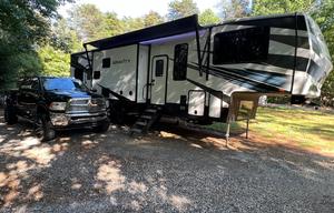43’ toyhauler with patio and generator