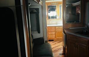 2005 Safari Trek RV rental photo 24
