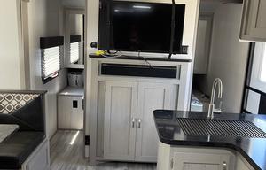 Raymond's Prime Time 24DBS Travel Trailer