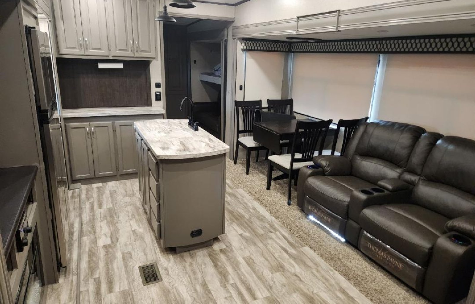 Big boy! sleeps 8/ 2 bathrooms/bunkhouse/5 slides