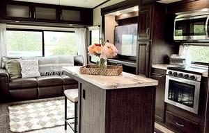 Phoenix Luxe Retreat – 2 Bedroom Family 5th Wheel