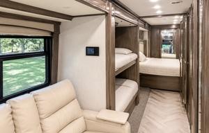 ❦ Discovery Pie ❦ Luxe Diesel • Sleeps 10 • Lounge