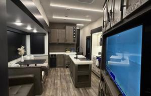 CL41 LUXURY FOREST RIVER CHEROKEE ARCTIC WOLF