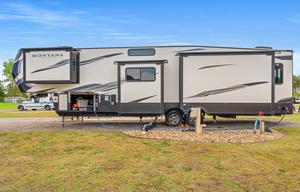 2 Brm w/a loft Coastal Adventure 5th wheel retreat