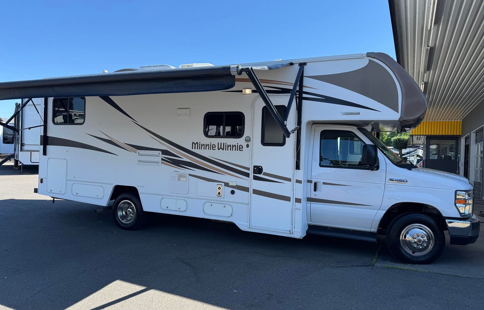 2017 Winnebago Minnie Winnie 27Q
