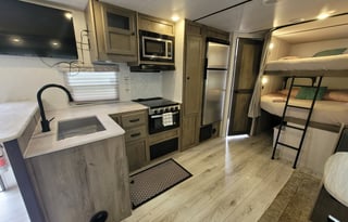 "LEWIS & CLARK"  Sleeps 8 - 1BR + Bunks