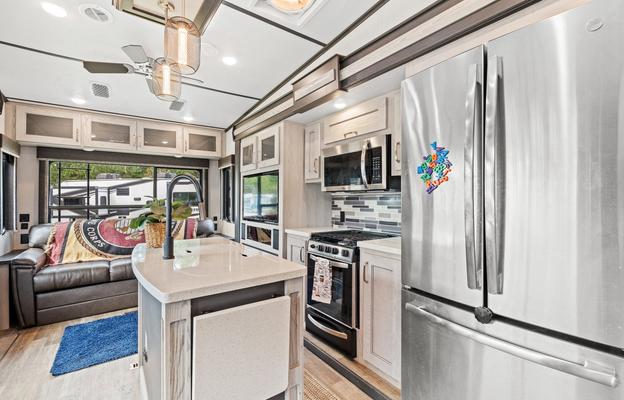 2 Brm w/a loft Coastal Adventure 5th wheel retreat