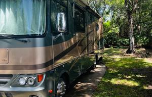 2005 Safari Trek RV rental photo 5