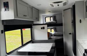 Coastal Camping !  Easy to tow!  Sleeps 5-6/Bunks!