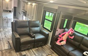 King bad with 2 pull out couches