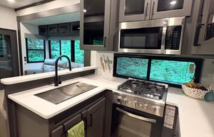 Luxury 2025 Alliance Valor 44V14 w/ 14' Garage