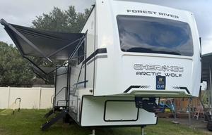 CL41 LUXURY FOREST RIVER CHEROKEE ARCTIC WOLF