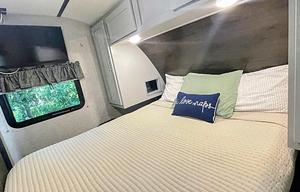 "Shelly": 28ft Bunkhouse, Pets + Film OK, Delivery
