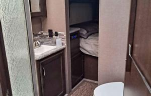 LIKE NEW- 31 foot Class C with Bunkbeds!!