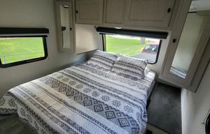 2023 Luxurious Family-Friendly Apex Ultra-Lite