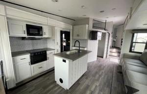 NEW 5TH WHEEL CAMPER WITH ROOM FOR EVERYONE!