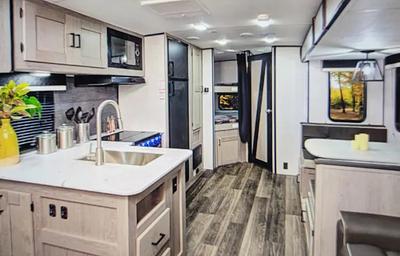 Clean & Spacious Bunkhouse Camper w/ Delivery