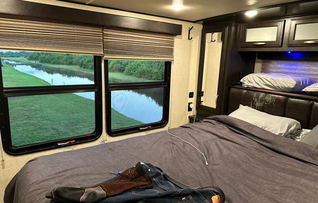 2016 Momentum 376TH RV rental photo 1