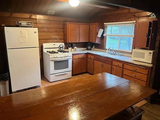 001, Loop: AREA CAMP FOUR AND HALF CABIN