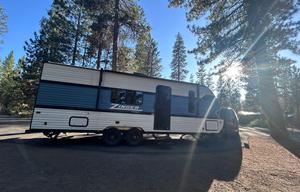 2025 Zinger Lite RV rental photo 5