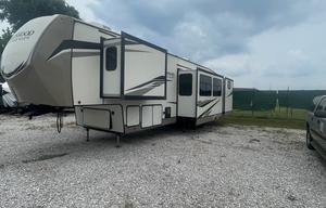 2 bedroom, 2 full baths, 43’ fifth wheel
