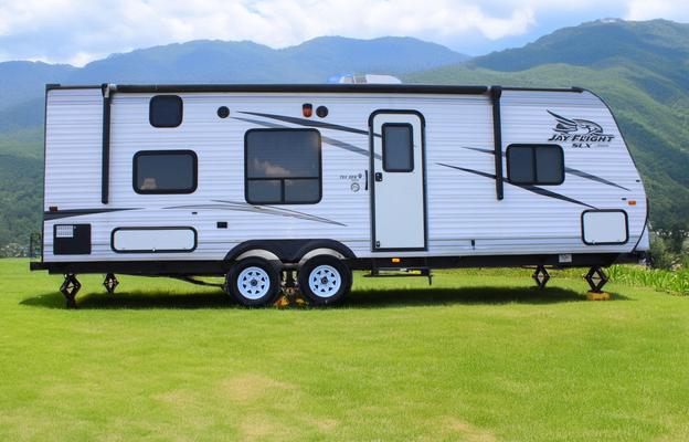 "Sweet Escape" Spacious 10-Person RV - Festivals