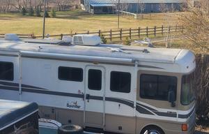 2000 Fleetwood RV Bounder 28T RV rental photo 1
